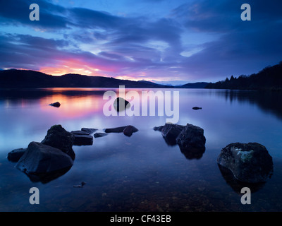 Stillgewässer auf Loch Rannoch bei Sonnenuntergang. Stockfoto