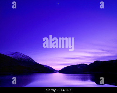 Ein Halbmond erhebt sich über Thirlmere wie Dunkelheit senkt sich im Lake District. Stockfoto