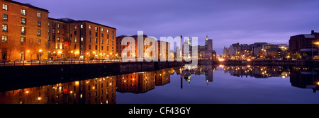 Blick über das Albert Dock auf das Leber-Gebäude als Twilight absteigt. Stockfoto