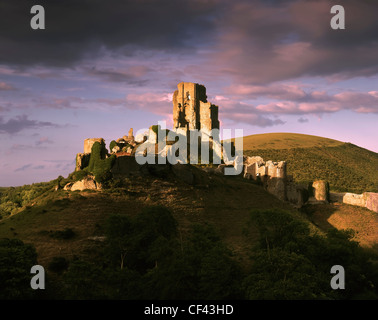 Am späten Abendlicht auf den Ruinen des 11. Jahrhunderts Corfe Castle in den Purbeck Hills. Stockfoto