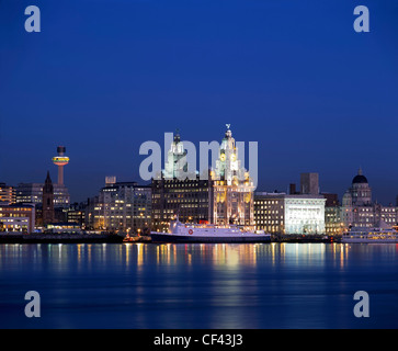 Blick über den Fluss Mersey der berühmte Liverpool Uferpromenade bei Nacht. Stockfoto