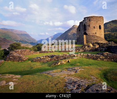 Die Ruinen der Burg Dolbadarn, die durch die Fürsten von Gwynedd im 13. Jahrhundert am Fuße des Snowdon. Stockfoto