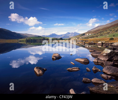 Blick über den stillen Wassern des Llyn Mymbyr in Richtung Snowdon. Stockfoto