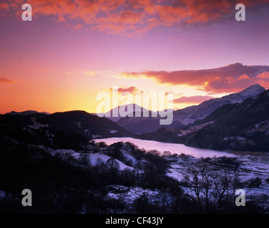 Winter-Sonnenuntergang über Llyn Gwynant in Snowdonia-Nationalpark. Stockfoto