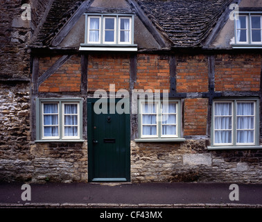 Eines der vielen alten Häuser in dem mittelalterlichen Dorf Lacock. Stockfoto