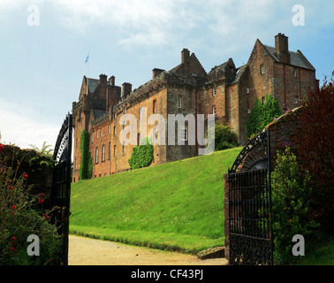 Brodick Castle steht in erhöhter Lage am Fuße des Goatfell Berg auf der Insel Arran. Stockfoto