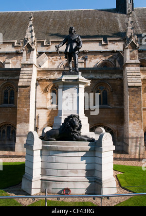 Statue von Oliver Cromwell außerhalb des Palace of Westminster, London England UK Stockfoto