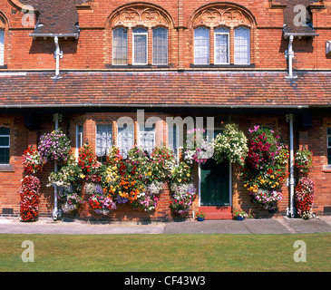 Blumenkörbe draußen auf dem Land in Port Sunlight. Die Häuser wurden ursprünglich für die Mitarbeiter der Lever Brothers, Seife Hersteller gebaut. Stockfoto