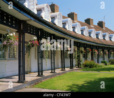 Hängende Blumenkörbe draußen auf dem Land in Port Sunlight. Die Häuser wurden ursprünglich für die Mitarbeiter der Lever Brothers, Seife gebaut. Stockfoto