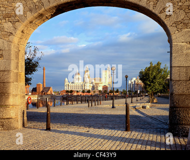 Blick Richtung Liver Building vom Albert Dock an der Uferpromenade von Liverpool. Stockfoto