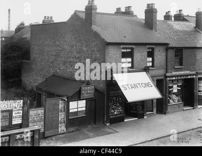 Geschäfte in der Market Street, Wolverhampton 1929. Geschäfte gehören ein Boot-Hersteller und Werkstatt; ein Schuh-Werkstatt und einen Zahnarzt. Stockfoto