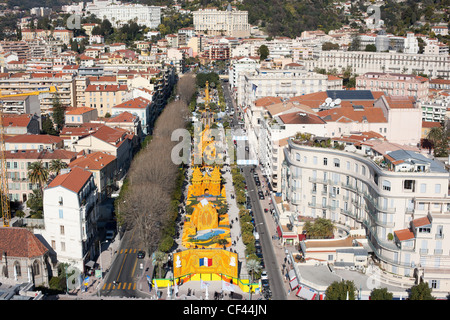 LUFTAUFNAHME. Zitronenfest von Menton im Jahr 2012. Kopien von französischen Monumenten, die mit Zitronen und Orangen gebaut wurden. Französische Riviera. Frankreich. Stockfoto