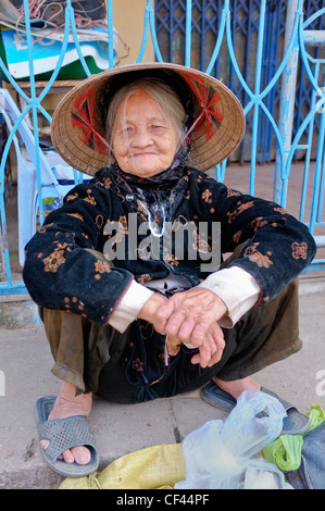 Ältere Frau, Verkauf von Gemüse auf Straße, Vietnam Stockfoto