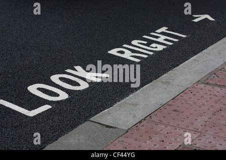 Ein Schild an der Straße in London Angabe richtig aussehen Stockfoto