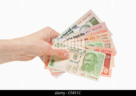 Viele verschiedene indische Rupie Rechnungen mit dem Porträt von Mahatma Gandhi sind in der Hand, weißen Hintergrund gehalten. Stockfoto