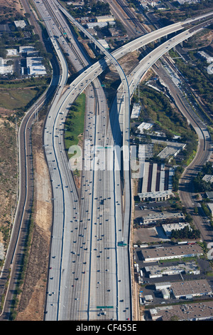 LUFTAUFNAHME. Autobahnkreuz 5 und 805. San Diego County, Kalifornien, USA. Stockfoto