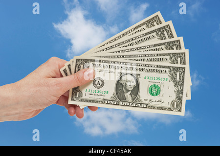 Fünf 1 ist US-Dollar Rechnungen in der Hand, Himmel gehalten werden im Hintergrund Stockfoto