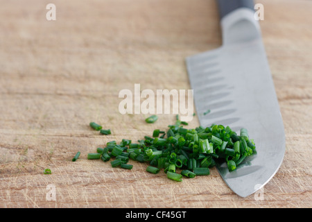 Schnittlauch auf einer Holzoberfläche Stockfoto