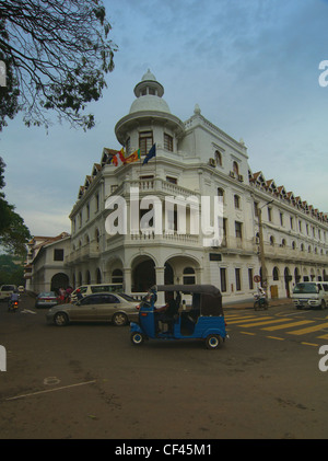 die kolonialen Queens Hotel und der Innenstadt in Kandy, Sri Lanka Stockfoto