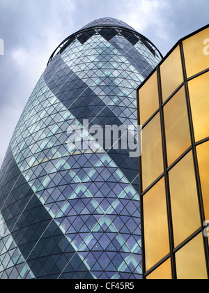 Aufwärts bei der Swiss Re Gebäude im Stadtteil City of London. Stockfoto