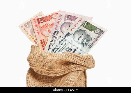 Viele verschiedene indische Rupie Rechnungen mit dem Porträt von Mahatma Gandhi sind in einem Jutesack. Stockfoto