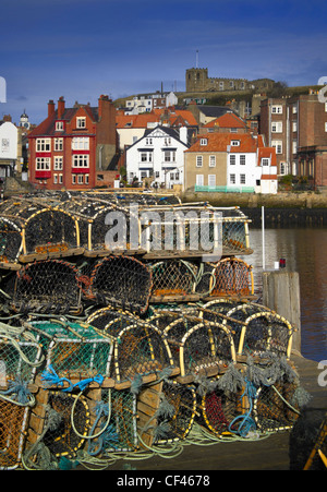 Hummer-Töpfe am Kai mit Str. Marys Kirche und die Stadt hinter. Stockfoto