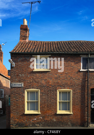 Außen ein Backsteingotik Reihenhaus Ferienhaus in Grantham. Dies ist typisch für alte Terrassen Mid England Arbeiter Hütten gefunden in vielen Stockfoto