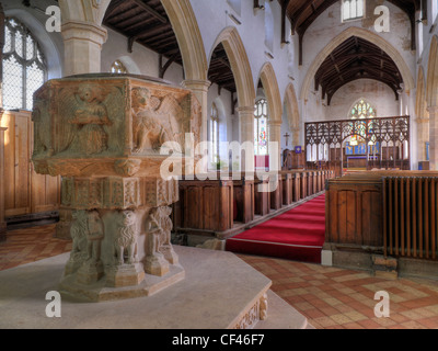 Innenraum der St.-Marien-Kirche in Happisburgh. Der Turm ist 110ft hoch aus dem Boden und 180ft über dem Meeresspiegel. Stockfoto