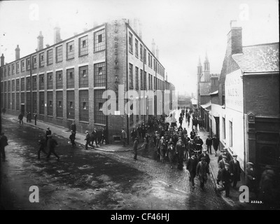 Arbeiter verlassen 'Sunbeamland', Paul Street, Wolverhampton, 1930er Jahre. Arbeiter verlassen das markante Gebäude von Sunbeam Stockfoto