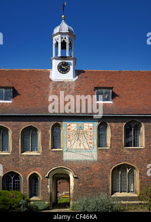 Die Sonnenuhr und Clock tower am Queens College in Cambridge. Stockfoto