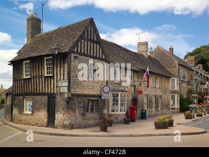 Außenansicht der Post am Fairford Marktplatz in den Cotswolds. Stockfoto