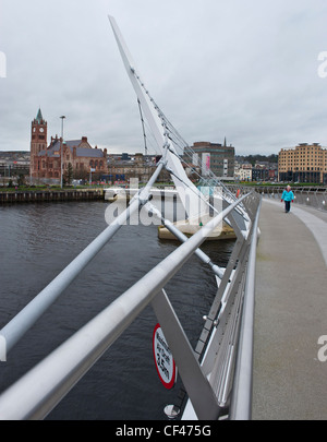 Die Peace Bridge über den Fluss Foyle, Londonderry Stockfoto