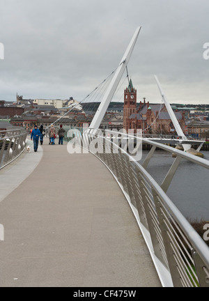 Die Peace Bridge über den Fluss Foyle, Londonderry Stockfoto