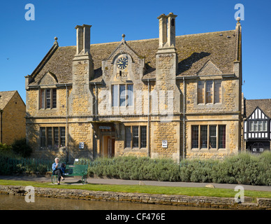 Ein Blick über den Fluss Windrush in Bourton auf dem Wasser, Victoria Hall. Stockfoto