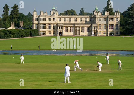 Ein Cricket-Match vor Audley End House gespielt. Stockfoto