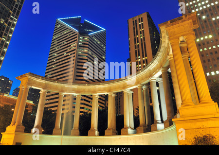Millennium Monument im Wrigley Square bei Nacht einen Halbkreis der gekoppelten Griechischen Säulen genannt ein peristyl Chicago, Illinois, USA. Stockfoto