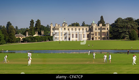 Ein Cricket-Match vor Audley End House gespielt. Stockfoto