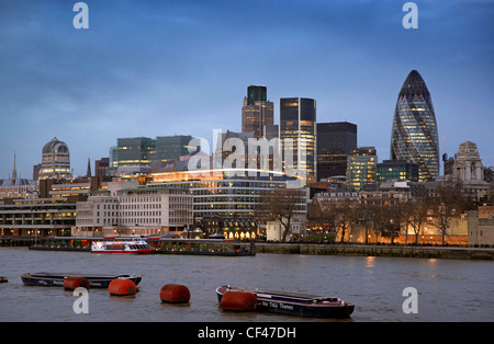 Abend-Blick auf die City of London von südlich der Themse. Stockfoto