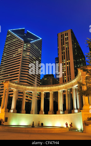 Millennium Monument im Wrigley Square bei Nacht einen Halbkreis der gekoppelten Griechischen Säulen genannt ein peristyl Chicago, Illinois, USA. Stockfoto