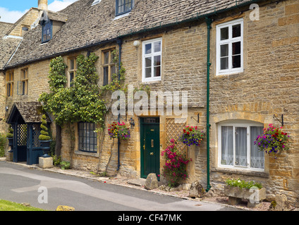 Eine Reihe von ziemlich terrassenförmig angelegten Bungalows in Stow-on-the-Wold. Stockfoto