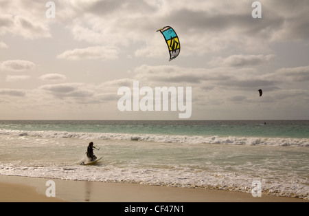 Rabil Boa Vista Kapverdische Inseln zwei Männer unter Ausnutzung der Shore-Wind, kite-surfen ab Strand von Areja de Chaves Stockfoto