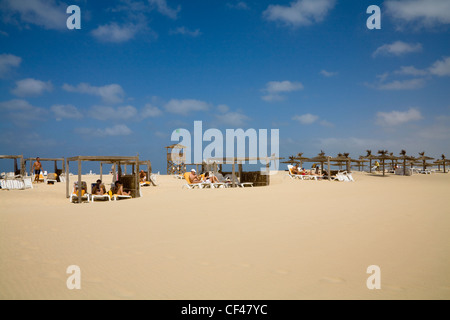 Rabil Boa Vista Kapverden Februar Urlauber Sonnenbaden am Strand von Areja de Chaves grüne Flagge fliegen - sicher zu gehen, im Meer Stockfoto