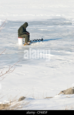 Man Eisangeln auf dem Eriesee Stockfoto