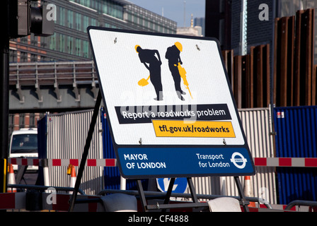"Ein Baustellen-Problem melden" Zeichen im Zentrum von London Stockfoto