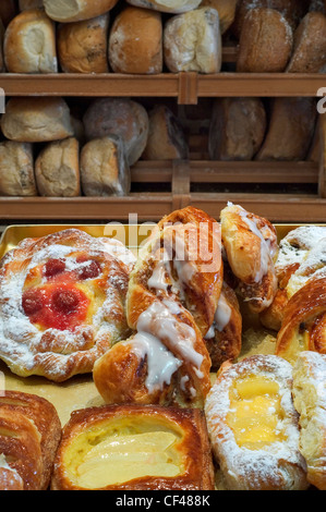 Feingebäck auf dem Display und Regale mit Brote frisch gebackenes Brot auf dem Display in Bäckerei, Belgien Stockfoto