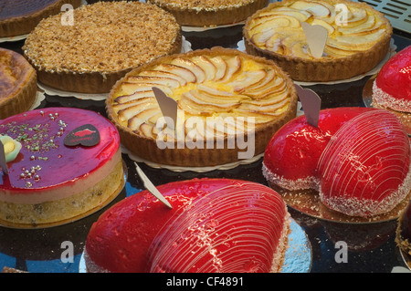 Gebäck und Obstkuchen als Dessert auf dem Display in Konditorei Stockfoto