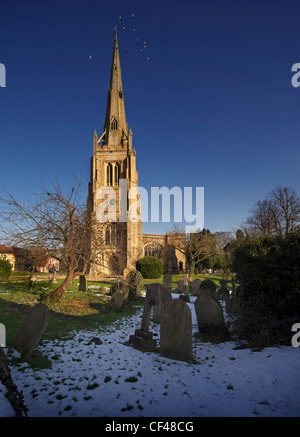 Schneeschmelze auf dem Boden in Thaxted Kirche Friedhof. Stockfoto