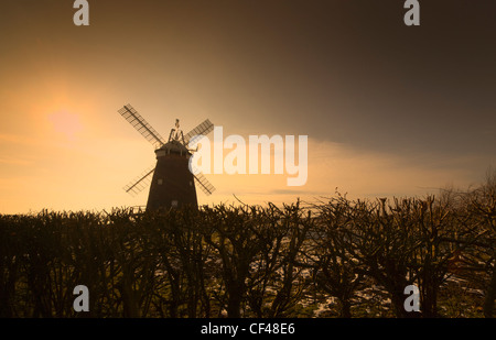 Eine Silhouette von John Webbs Windmühle bei Sonnenuntergang in Thaxted. Stockfoto