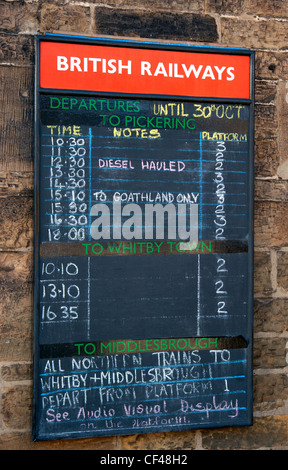 Alten altmodischen British Railways Anzeigentafel in Grosmont Station auf der North Yorkshire Moors Railway. Stockfoto