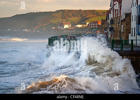 Große Wellen aus der Nordsee Strand von Whitbys Schläge. Stockfoto